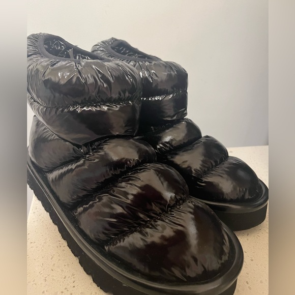 Black Padded Boots - Picture 2 of 4